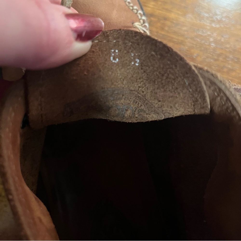 Tods Chukka Desert Dress Boots
Size 8.5 men’s. Camel leather. Vibram sole - Picture 14 of 16